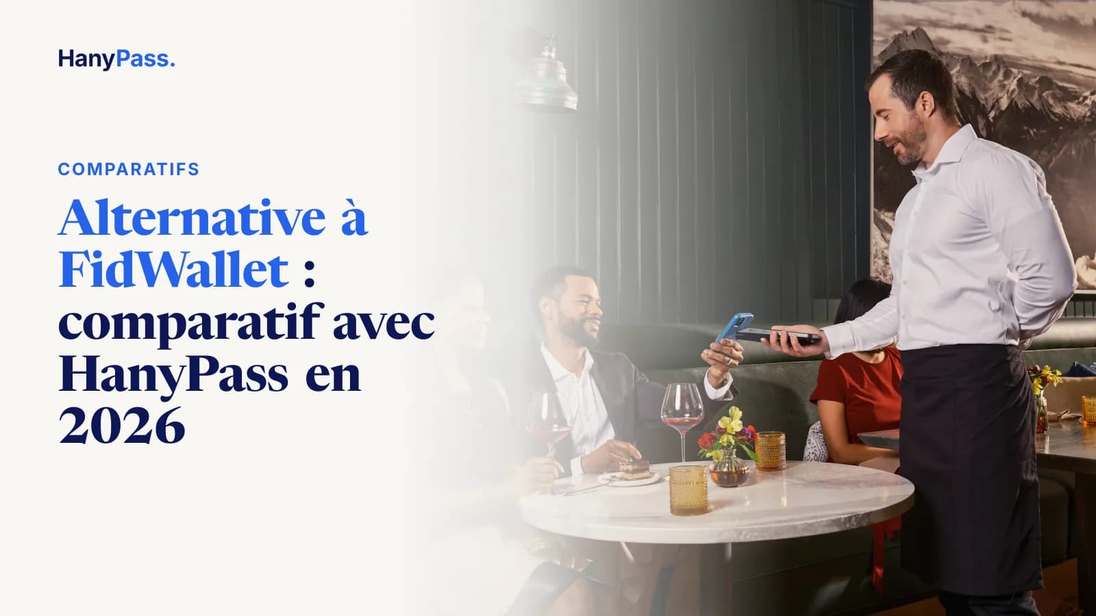 Couple qui règle son repas au restaurant