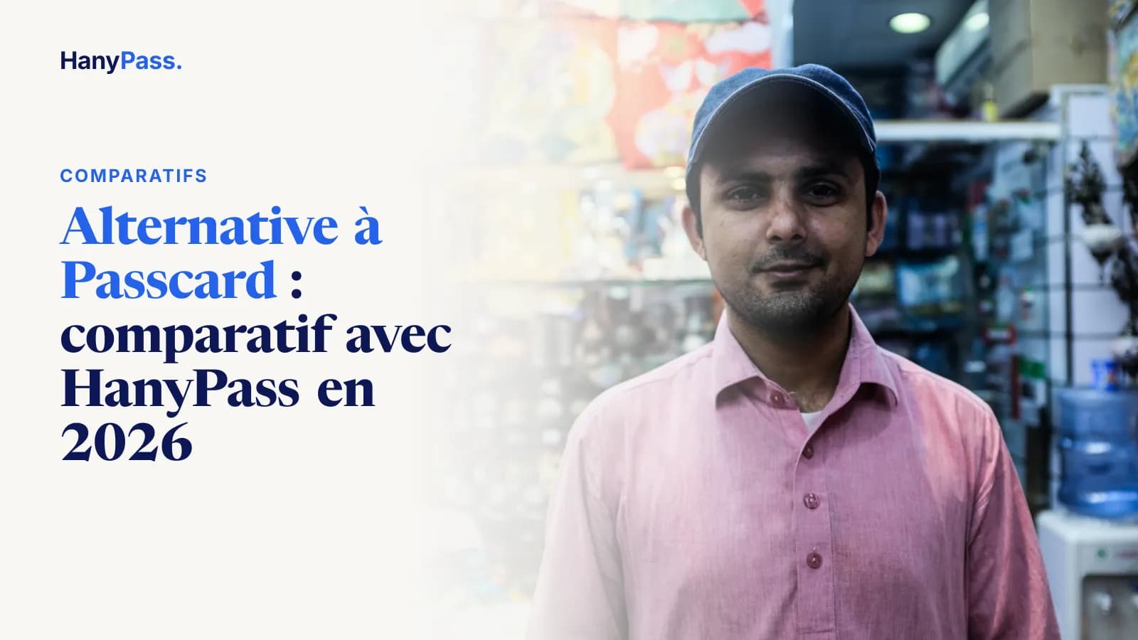 Commerçant debout dans sa boutique de quartier