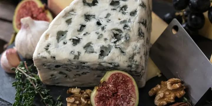 Fromages affinés sur une planche en bois