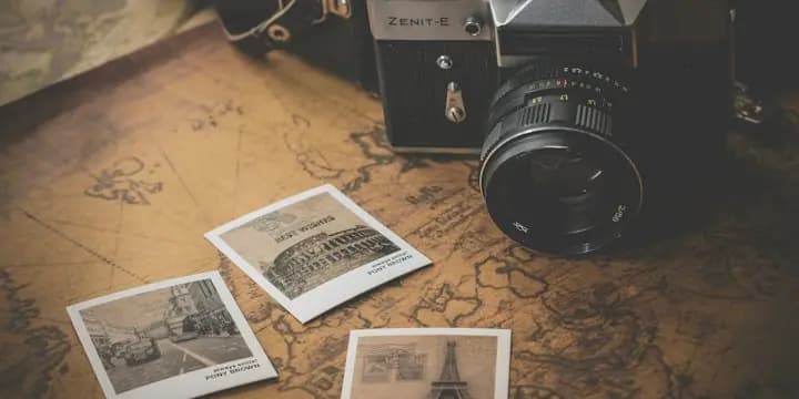 Appareil photo et tirages posés sur une carte