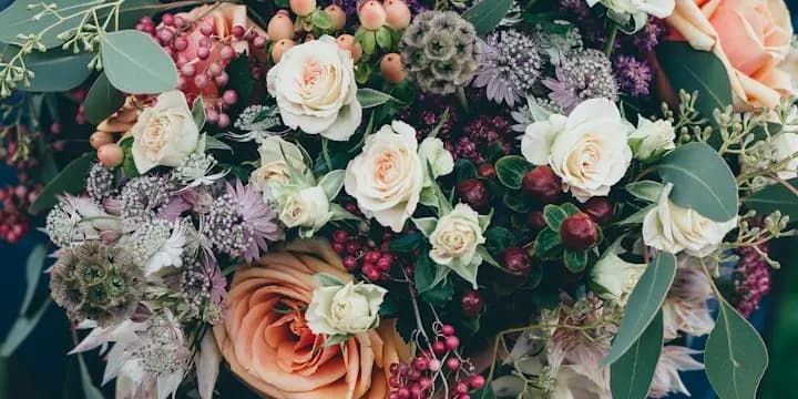 Bouquet de roses et de fleurs de saison