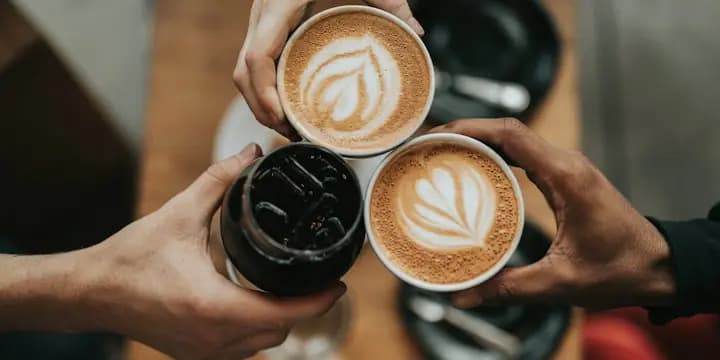 Deux cappuccinos servis au café