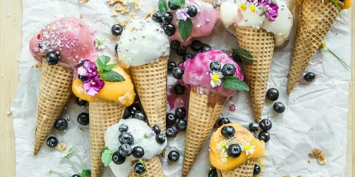 Cornets de glace décorés de fruits et de fleurs