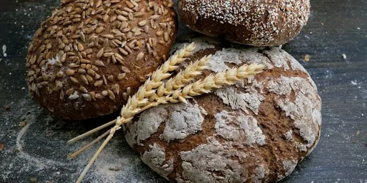 Pains de campagne et épis de blé