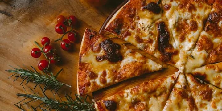 Pizza découpée sur une planche en bois