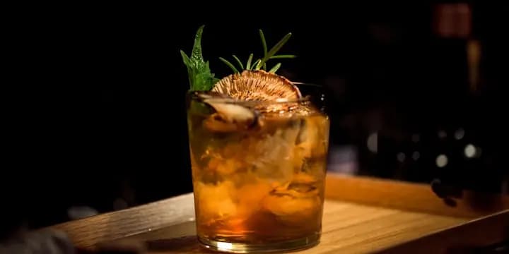 Cocktail servi au comptoir d'un bar