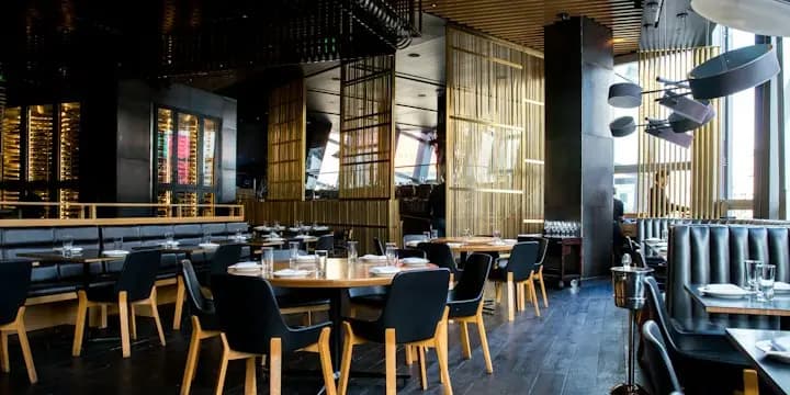 Salle de restaurant dressée
