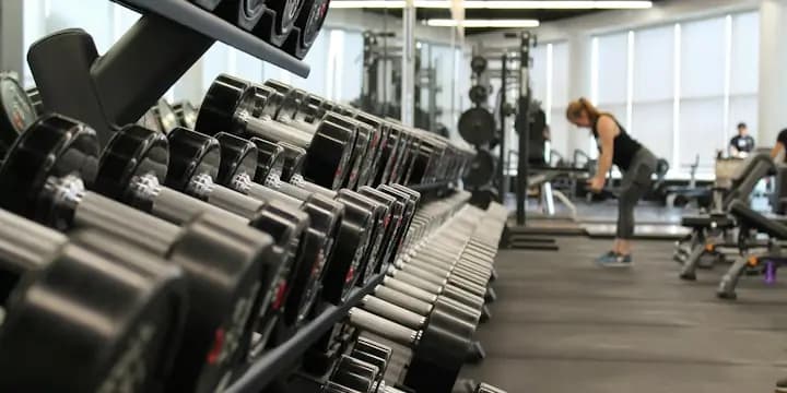 Haltères dans une salle de sport