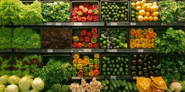 Étal de fruits et légumes frais