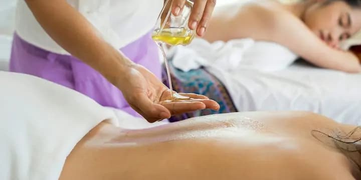 Massage à l'huile dans un spa