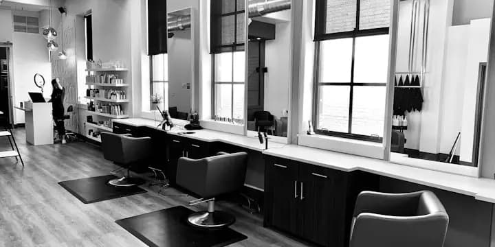 Salon de coiffure et ses fauteuils