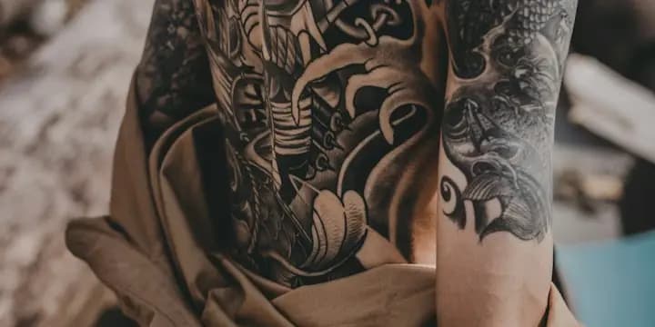 Bras tatoués en gros plan