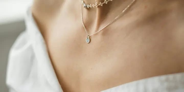 Collier fin en or porté au cou