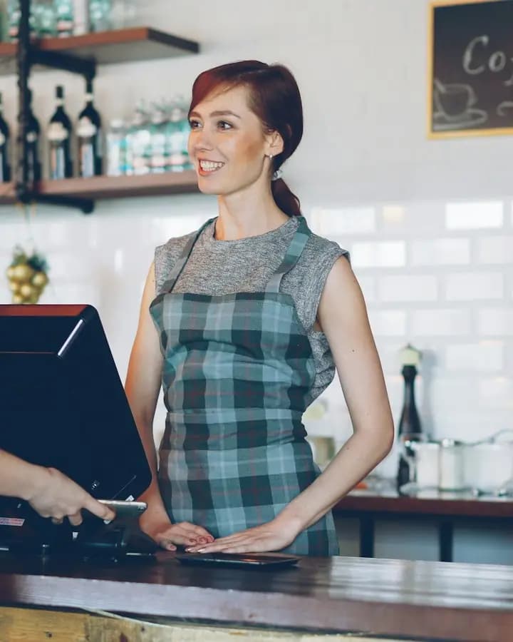 Commerçante à la caisse avec une cliente