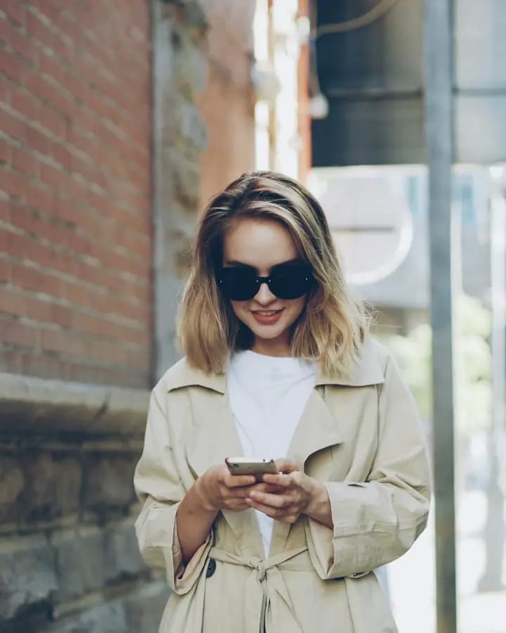 Cliente qui consulte son téléphone dans la rue